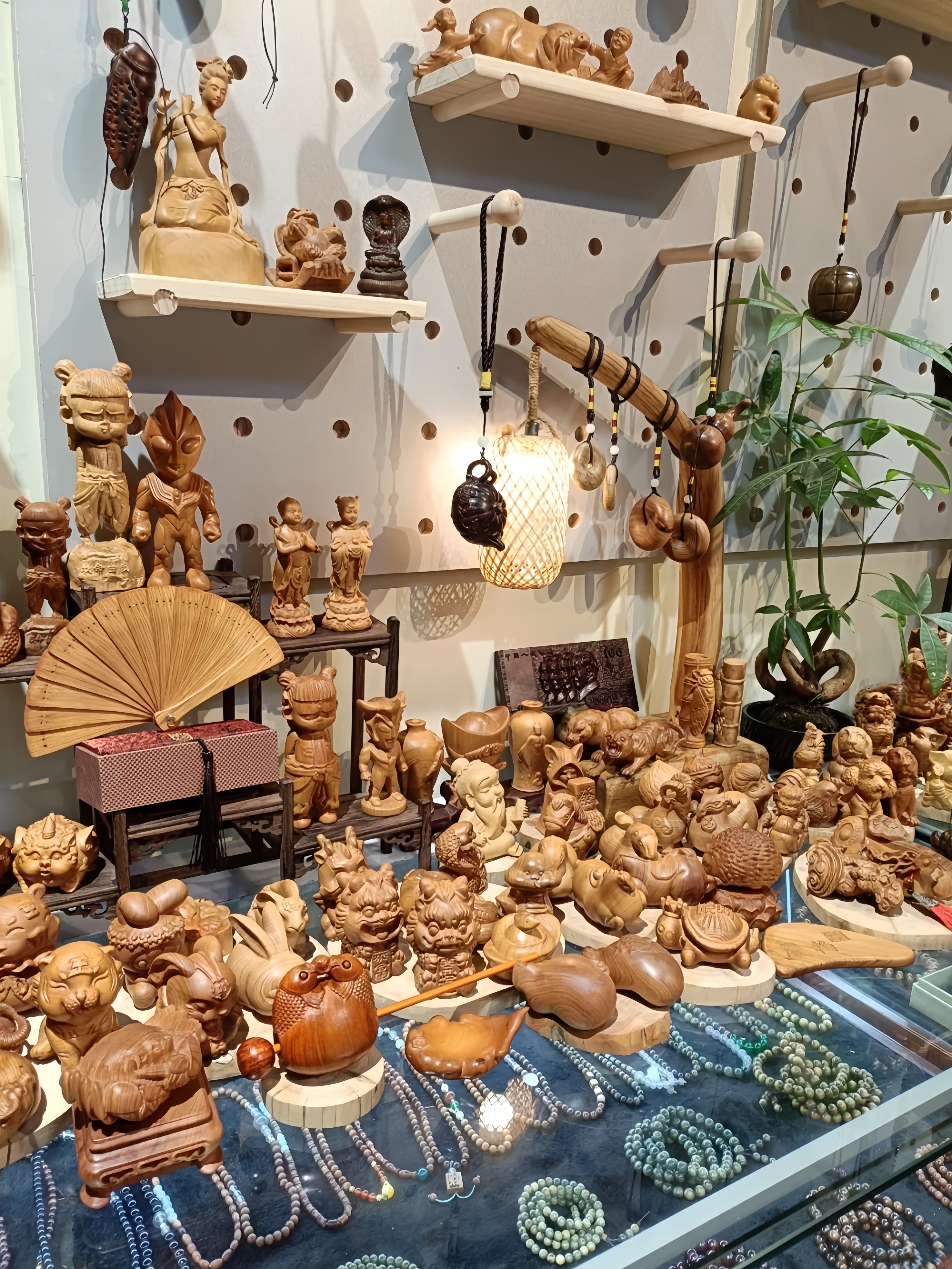 Die Geschichte der Holzschnitzerei: Vom antiken Ritual zur modernen Wabi-Sabi-Kunst Lignovancia