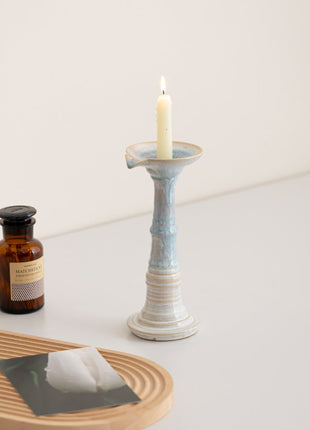 Kerzenhalter aus Keramik mit Reaktivglasur, blau-weißer Ständer und runder Kerzenschale.