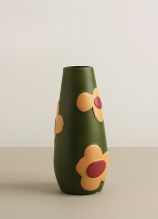 Grüne handbemalte Keramikvase mit orange-gelben Blüten und roten Akzenten