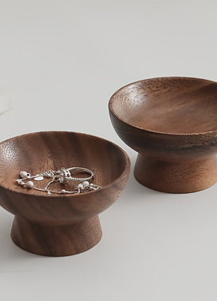 Ring-Ablage aus Walnussholz, braune Schale mit Fuß, mit Schmuck in der Mulde.
