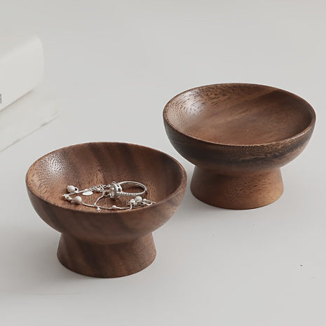 Ring-Ablage aus Walnussholz, braune Schale mit Fuß, mit Schmuck in der Mulde.