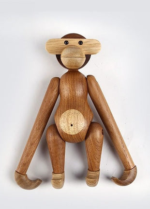 Gelenkige Holzskulptur als Affe stehend mit rundem Gesicht und großen Augen