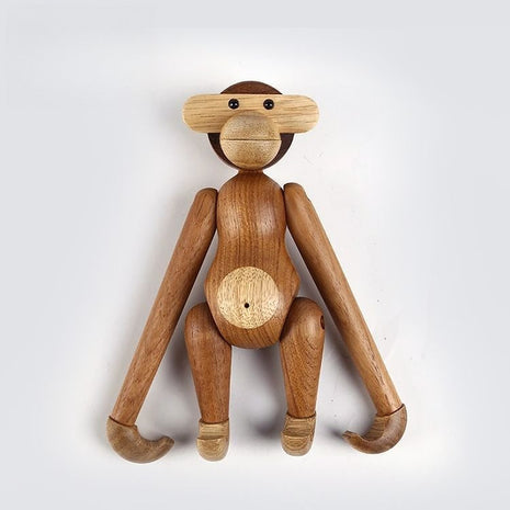 Gelenkige Holzskulptur als Affe stehend mit rundem Gesicht und großen Augen