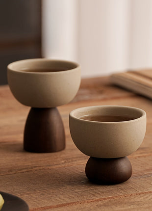 Kleine Steingut-Kaffeetasse, beiger Schalenbecher mit dunklem, rundem Standfuß