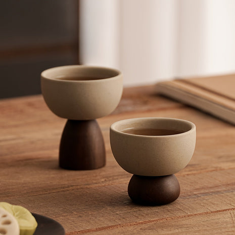 Kleine Steingut-Kaffeetasse, beiger Schalenbecher mit dunklem, rundem Standfuß