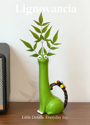 Lignovancia cat-shaped resin vase