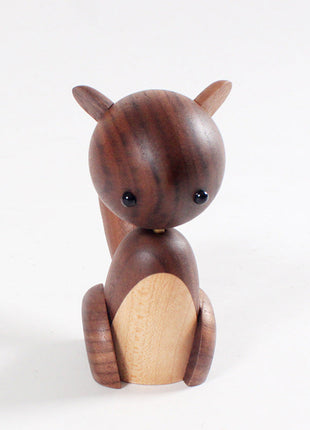 Holz-Eichhörnchenfigur, seitliche Ansicht, braunes Design mit beigem Bauch