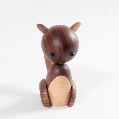 Holz-Eichhörnchenfigur, seitliche Ansicht, braunes Design mit beigem Bauch