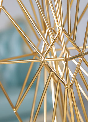 Geometrische Metall-Skulptur Raute mit goldenen Streben im Detail