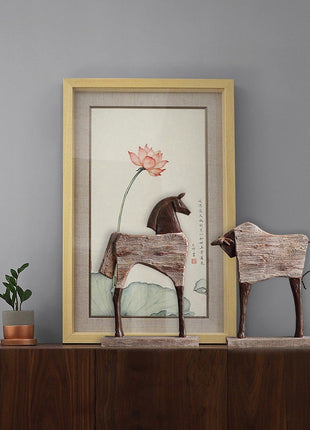 Vintage Pferd-Skulptur aus Kunstharz mit gesprenkelter Holzoptik auf Sockel
