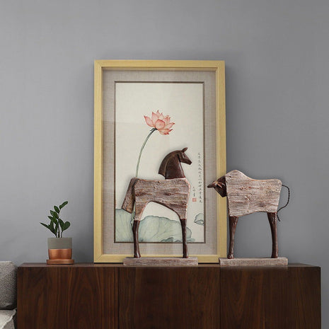 Vintage Pferd-Skulptur aus Kunstharz mit gesprenkelter Holzoptik auf Sockel