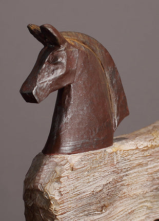 Nahansicht: Pferd-Skulptur aus Kunstharz mit braunem Pferdekopf und Holzstruktur