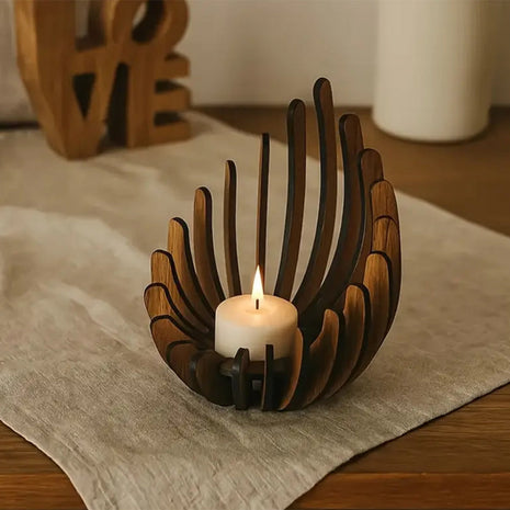 Holz-Kerzenhalter im Lotusdesign mit brennender Kerze auf hellem Untergrund.