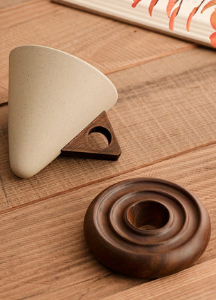 Keramiktasse und Spiralsockel aus Holz, Trichterform mit seitlichem Griff