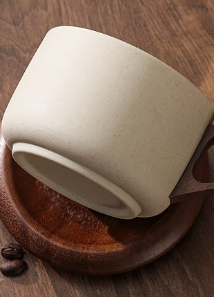 Lignovancia Keramik-Kaffeetasse mit Holzgriff und Untersetzer, steinfarben, Deckel aufgesetzt