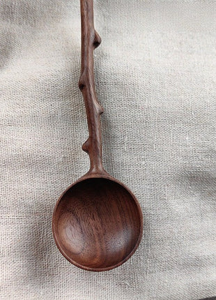 Holzlöffel aus Walnussholz mit runder Schale und markant geformtem Stiel