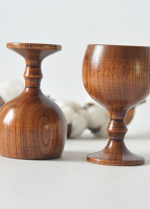 Holz-Weinbecher im Kelchdesign mit gedrehtem Fuß, einmal geöffnet und einmal stehend