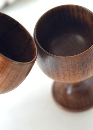 Zwei Holz-Weinbecher im Detail: geformter Kelchrand und innenliegende Oberfläche