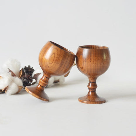 Holz-Weinbecher als Kelch mit gedrehtem Standfuß und spiegelnder Oberfläche
