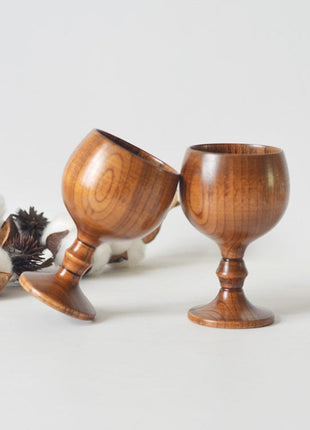 Holz-Weinbecher im Kelchdesign mit gedrehtem Standfuß und seitlicher Ansicht