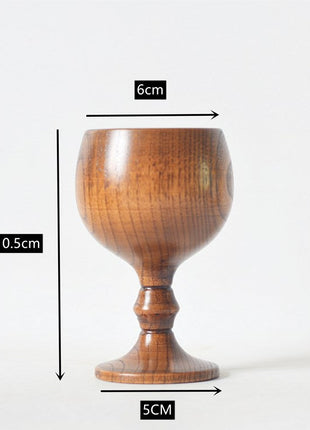 Holz-Weinbecher im Kelchdesign mit Maßangaben (10,5 cm Höhe, 6 cm Breite)