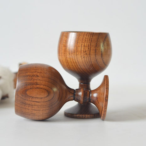 Holz-Weinbecher im Kelchdesign mit gedrehtem Fuß und klar sichtbarer Holzmaserung