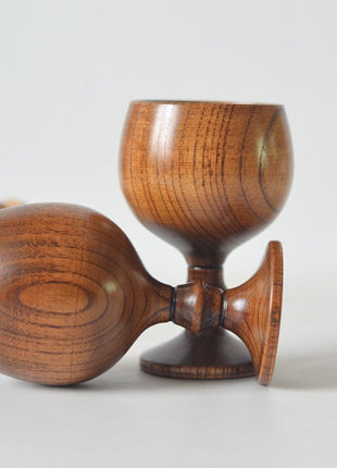 Holz-Weinbecher im Kelchdesign mit gedrehtem Fuß und handbearbeiteter Holzmaserung