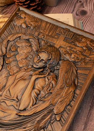 Detailansicht: quadratische Holz-Wandplatte mit Engelrelief, Gesichts- und Faltendetails