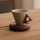 Trichterförmige Keramiktasse mit Spiralsockel aus Holz, seitlicher Griff
