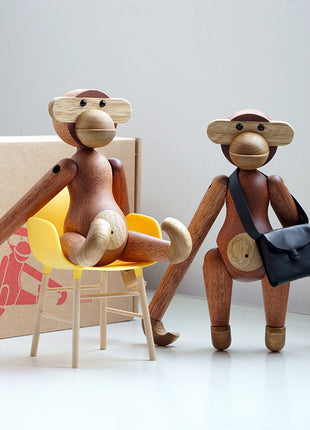Paar Holz-Affenfiguren, eine mit schwarzer Schürze, dänischer Stil, bewegliche Gliedmaßen.