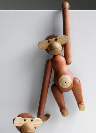 Holz-Affenfigur mit langen Armen, hockende Pose, Sapele-braun, runder Bauch mit Loch.