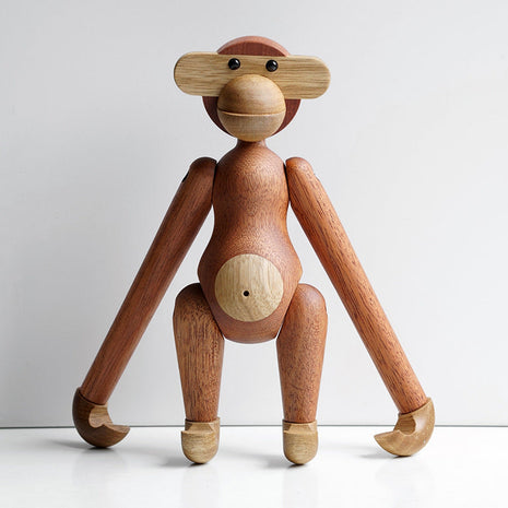 Holz-Affenfigur im dänischen Stil, Sapele-braun, bewegliche Gliedmaßen, schwarzer Blick.