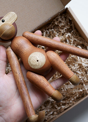 Holz-Affenfigur in geöffneter Geschenkbox, Sapele-braun, bewegliche Gliedmaßen, Details.