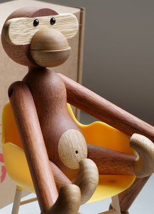 Holz-Affenfigur mit beweglichen Armen und Beinen, Sapele-braun, Kopf mit schwarzen Augen.