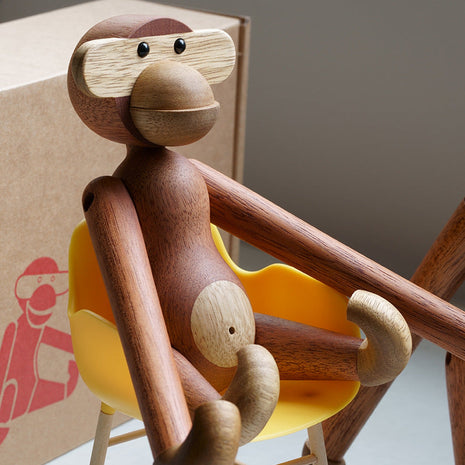 Holz-Affenfigur mit beweglichen Armen und Beinen, Sapele-braun, Kopf mit schwarzen Augen.