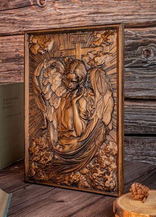 Quadratische Holz-Wandplatte mit Engelrelief im Kreuz-Design, Blick von schräg vorn