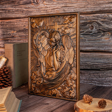 Quadratische Holz-Wandplatte mit Engelrelief im Kreuz-Design, Blick von schräg vorn