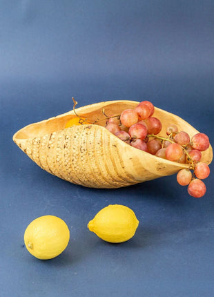 Obstschale aus Bambuswurzel in Bootform mit Trauben und Zitrone