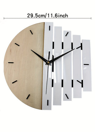 Wanduhr mit rundem hellem Holz-Zifferblatt und mehrteiligen weißen sowie schwarzen Holzleisten