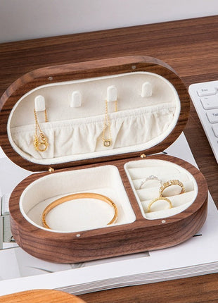 Ovale Schmuckbox aus Holz, geöffnet mit weißer Samteinlage und zwei Fächern für Ringe