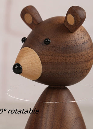 Holzbär-Figur aus Holz, Nahansicht Kopf und Schnauze mit schwarzen Augen