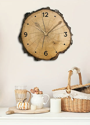 Holz-Wanduhr im Vintage-Stil mit unregelmäßigem Holzrand, Ziffern und schmalen Zeigern