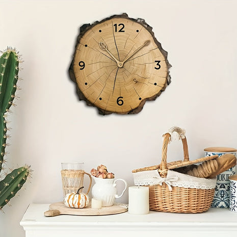 Holz-Wanduhr im Vintage-Stil mit unregelmäßigem Holzrand, Ziffern und schmalen Zeigern