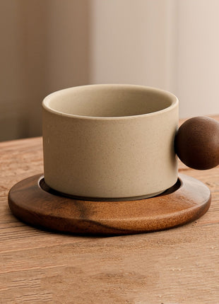 Keramik-Tasse mit Untertasse, beiger Becher mit braunem Knopfgriff und schlichter Oberfläche