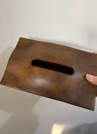 Holz-Kosmetiktücherbox mit Griffloch, wird von Hand seitlich gehalten
