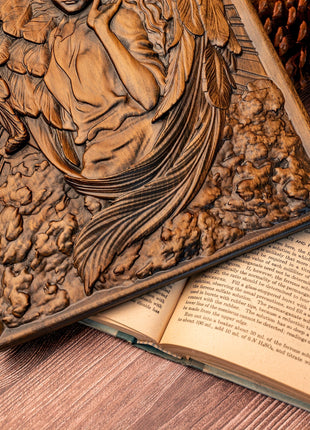 Detail der Holz-Wandplatte: Engelrelief mit Gewandfalten und knieender Figur im Vordergrund