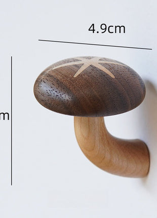 Holz-Pilz-Kühlschrankmagnet mit braunem Hut und hellem Holzstiel, mit eingelegtem Stern