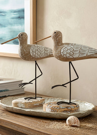 2er-Set Möwen-Holzfiguren mit schwarzen Metallbeinen auf rundem Holztablett