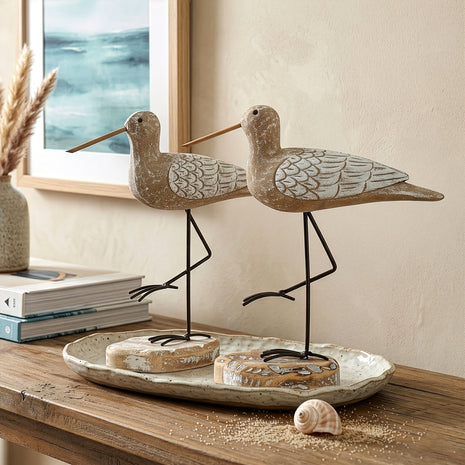 2er-Set Möwen-Holzfiguren mit schwarzen Metallbeinen auf rundem Holztablett