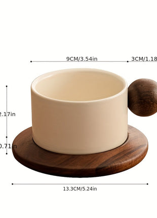 Cremefarbene Keramiktasse mit braunem Holzgriff und runder Untertasse, Frontansicht
